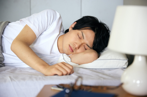 いびきで悩む人のイメージ