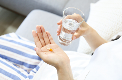 薬を飲む人のイメージ